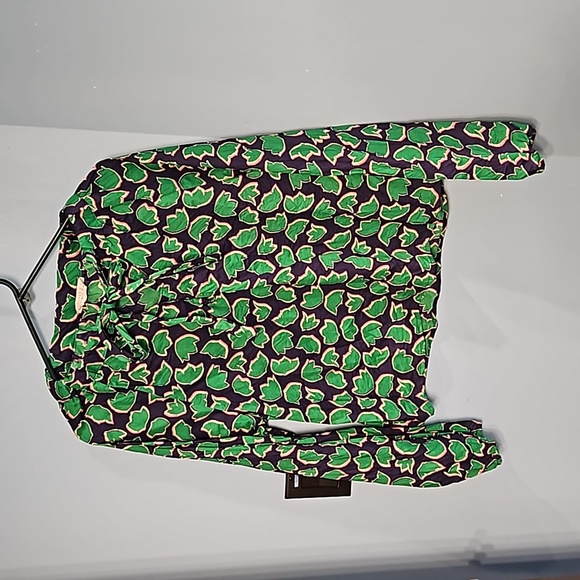Leaf print shirt. 100% cotton. Medium - Picture 4 of 6